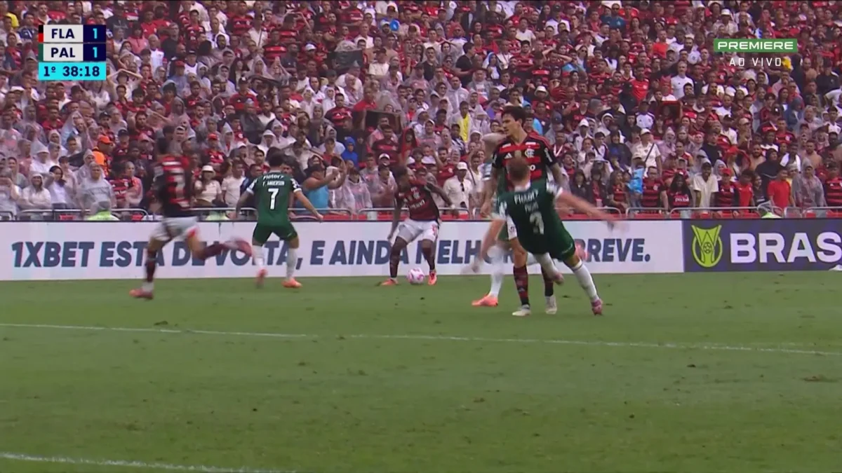 Flamengo x Palmeiras: PC de Oliveira isenta Fuchs de falta e valida pênalti para Pedro