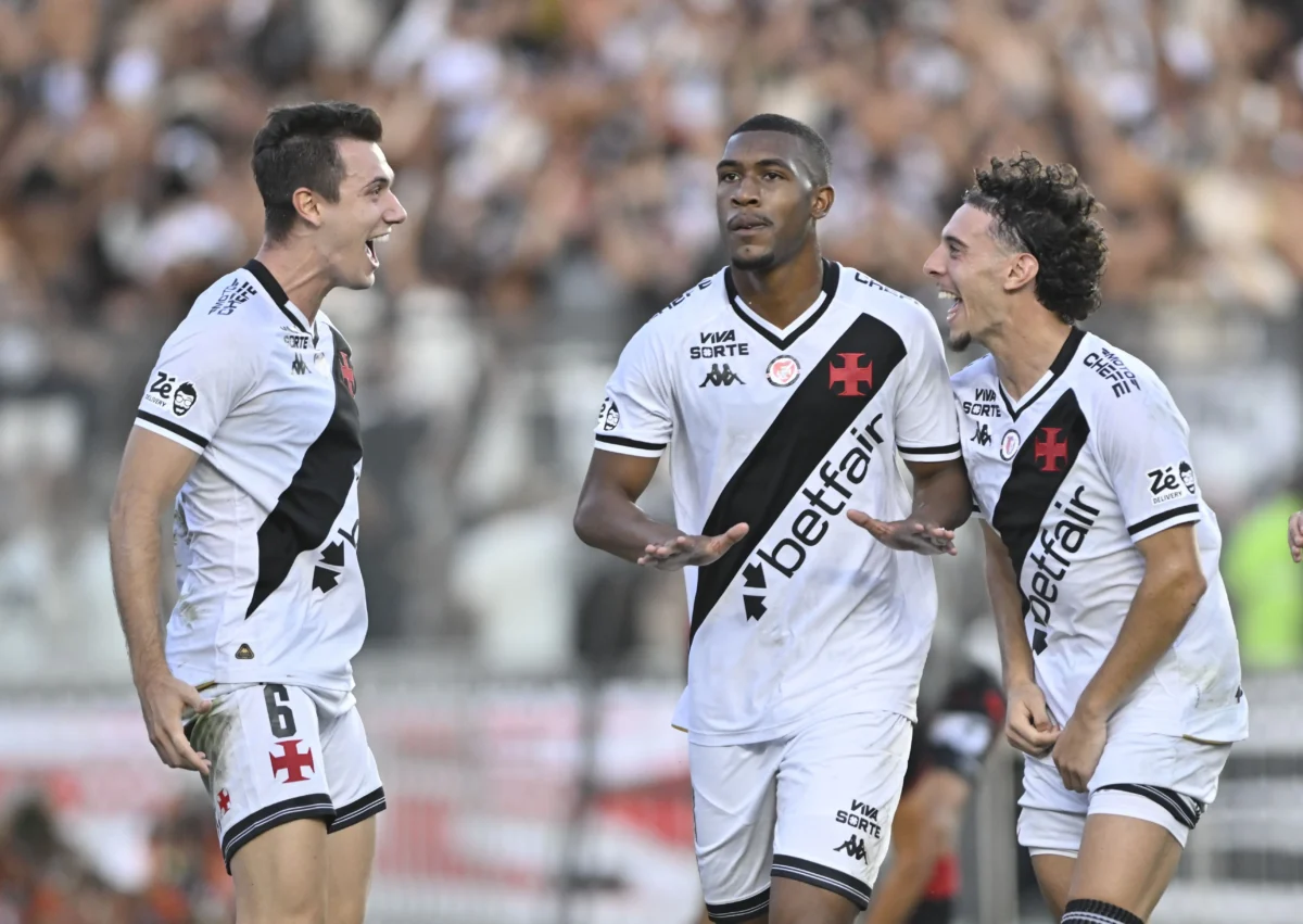 Força pelos cantos: laterais e pontas do Vasco se destacam em participações em gols no Brasileirão