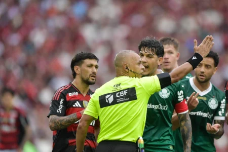 Gustavo Gómez, do Palmeiras, critica duramente o árbitro: "É um dos mais soberbos do futebol mundial"
