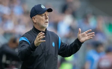 Gustavo Martins assume a lateral direita do Grêmio com Mano Menezes em meio à lesão de Marcos Rocha.