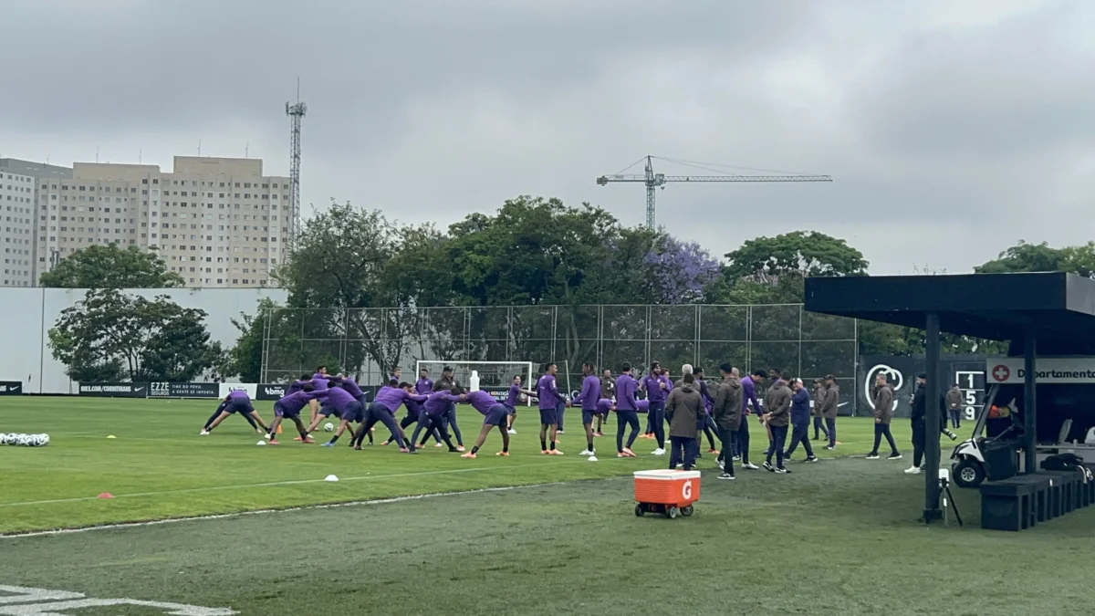 Hugo Souza treina e pode retornar ao Corinthians contra o Grêmio após lesão Hugo Souza treina e pode retornar ao Corinthians contra o Grêmio após lesão