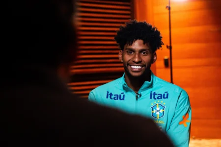 Hugo vive estreia inédita na Seleção