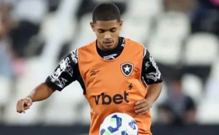 Huguinho, destaque do Botafogo, vibra com excelente momento na Bélgica: "Sinto que estou crescendo"