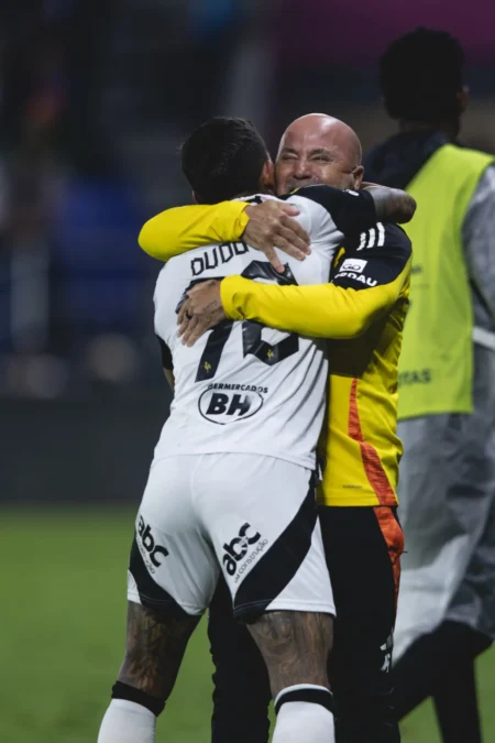 Hulk e Dudu Brilham em Empate e Colocam Atlético-MG a Uma Vitória da Final para Salvar o Ano