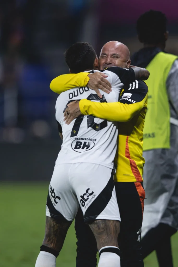 Hulk e Dudu Brilham em Empate e Colocam Atlético-MG a Uma Vitória da Final para Salvar o Ano