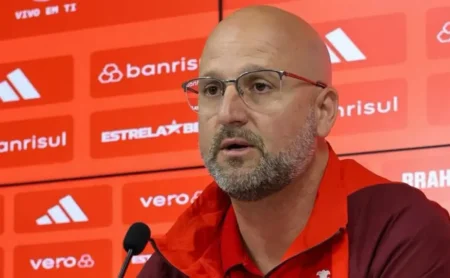 José Olavo Bisol defende direção do Inter e minimiza críticas após derrota para o Fluminense: “Ninguém aqui se esconde”
