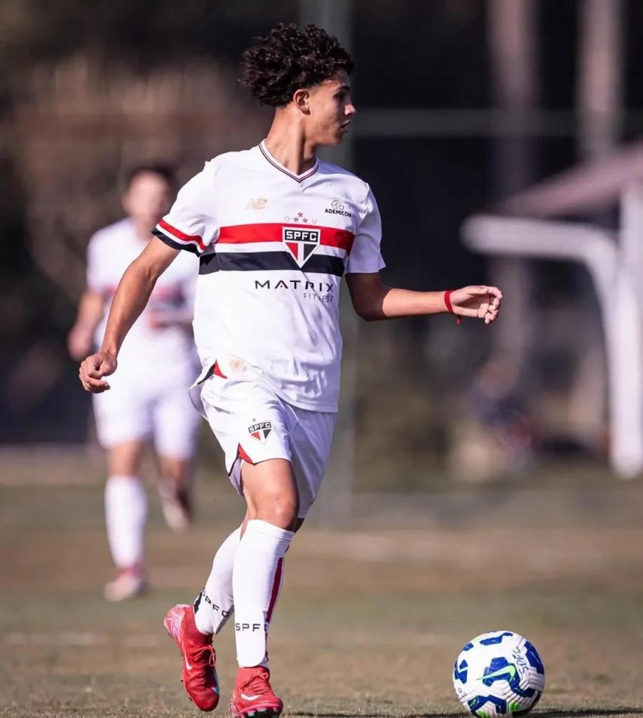 Jovem atacante do São Paulo, com passagem pelo Stuttgart, chama a atenção do Barcelona