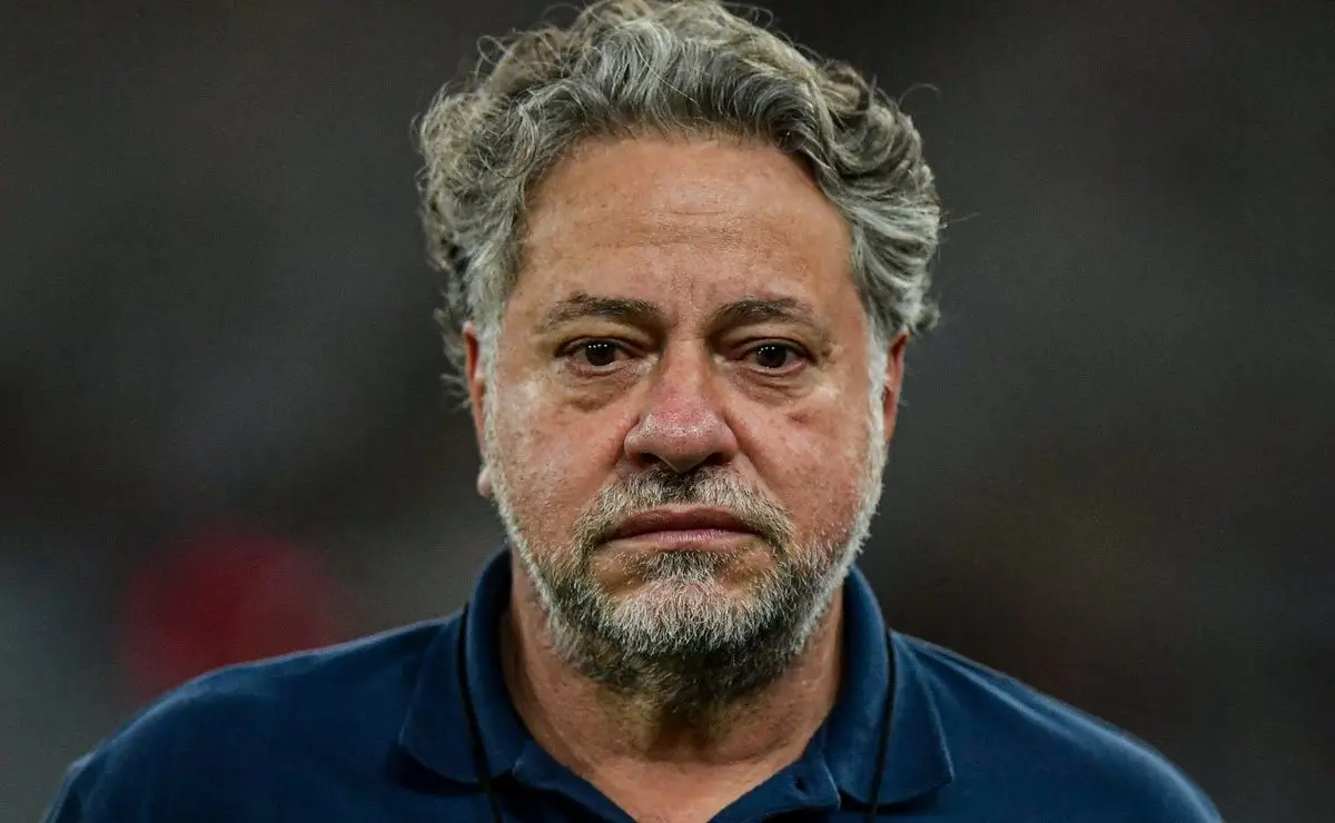 Julio Casares sob pressão: Elenco do São Paulo revoltado com 6 meses de direitos de imagem atrasados Julio Casares sob pressão: Elenco do São Paulo revoltado com 6 meses de direitos de imagem atrasados