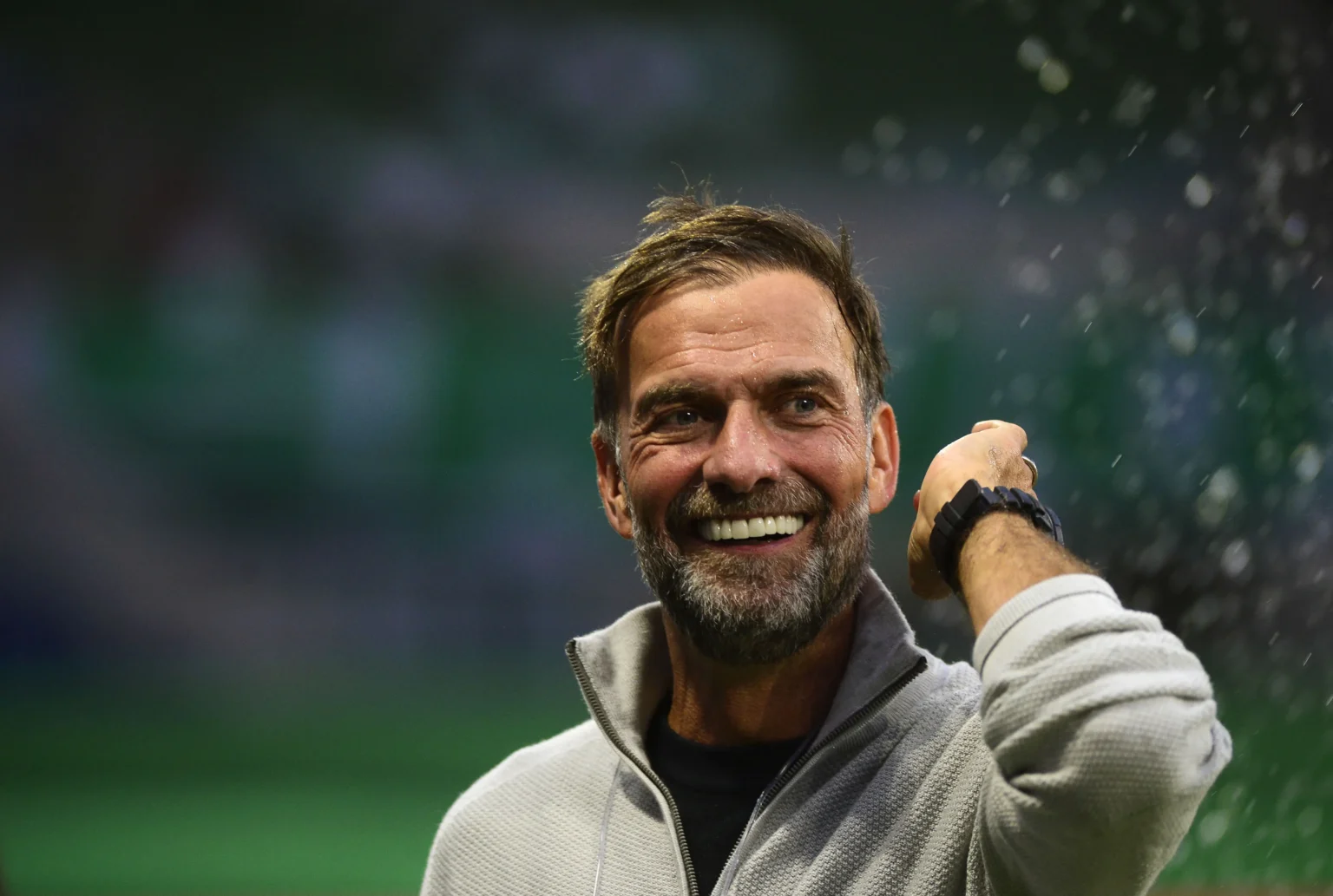Klopp detalha tratamento diferenciado a jogadores, contrastando experiências de crescimento na Alemanha e Senegal