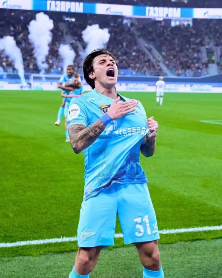 Lateral em fase artilheira, ex-Corinthians garante vitória para o Zenit: "Feliz pela sequência"