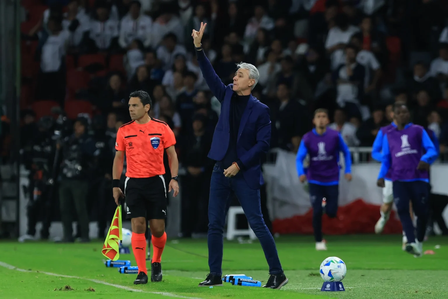 LDU: Técnico pede cautela após goleada sobre o Palmeiras: "Time acostumado a virar placares"