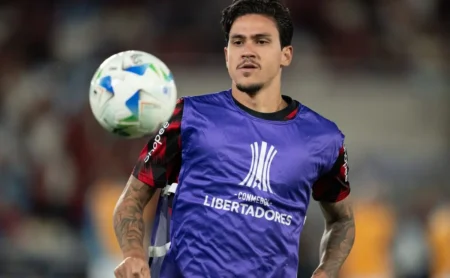 Lesionado Pedro, Bruno Henrique ou Gonzalo Plata no ataque do Flamengo Lesionado Pedro, Bruno Henrique ou Gonzalo Plata no ataque do Flamengo