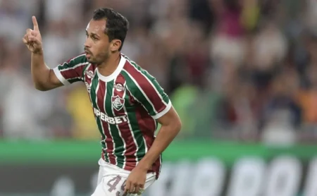 Lima projeta mais títulos pelo Fluminense e comemora gols em clássicos cariocas