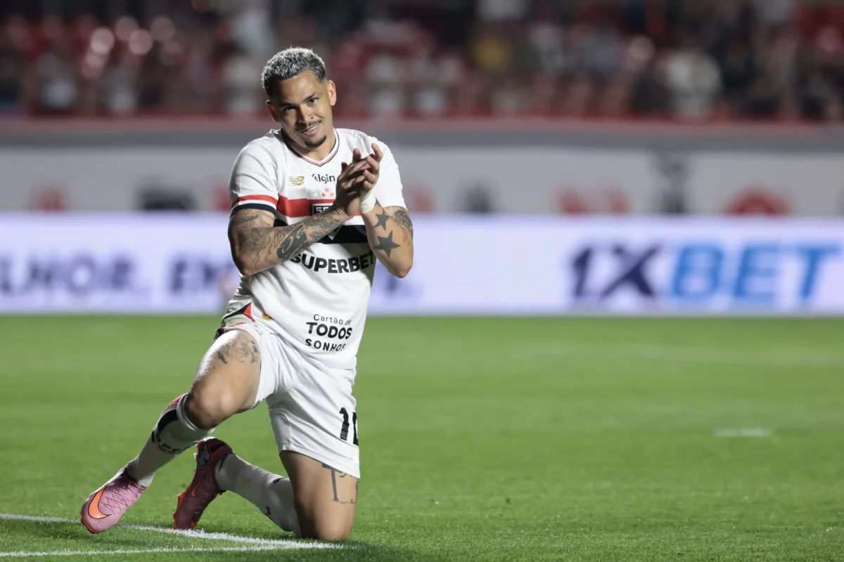 Luciano e Maik recebem cartão amarelo e desfalcam o São Paulo diante do Vasco