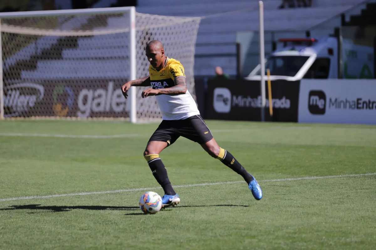 Luizão, ex-West Ham e promessa do São Paulo, aposta no recomeço no Criciúma.