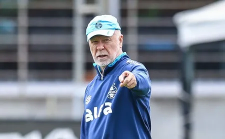 Mano Menezes anuncia retorno de Tiago Volpi ao Grêmio com data marcada "Mano Menezes anuncia retorno de Tiago Volpi ao Grêmio com data marcada"