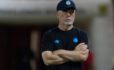 Mano Menezes conta com Carlos Vinicius, que marca duas vezes e consagra boa fase do técnico