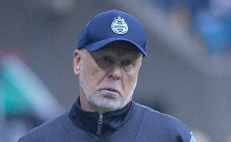 Mano Menezes Prioriza Defesa e Contra-ataques, Mas Grêmio Rende Empate ao Santos no Fim