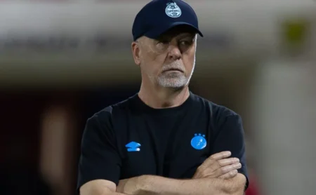 Mano Menezes implementa rodízio no Grêmio entre Dodi e Cuéllar, definindo funções específicas para os volantes