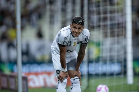 Matheus Martins deixa o jogo aos 13 minutos após sentir a coxa em Ceará x Botafogo