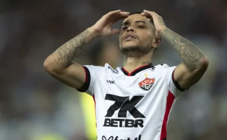 Matheuzinho, do Vitória, lamenta desperdício de oportunidades contra o Corinthians: "Não pode ser assim".