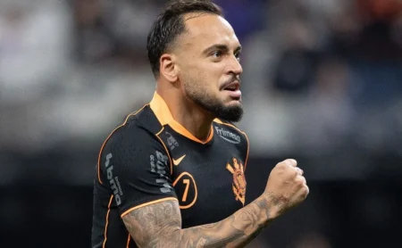 Maycon mantém futuro incerto no Corinthians e expressa preocupação com crise política: “Nos preocupa bastante” Maycon mantém futuro incerto no Corinthians e expressa preocupação com crise política: “Nos preocupa bastante”