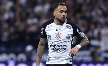 Maycon recebe amarelo e enfrenta críticas dos torcedores