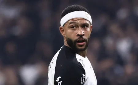 Memphis Depay é reavaliado pelo Corinthians devido a preocupações com edema antes do Clássico