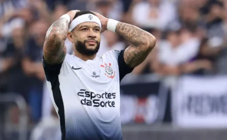 Memphis Depay em Fase de Jejum: Dor e Falha de Passe em Pânico à Torcida do Corinthians