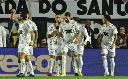 Milton Neves compara a atuação do Santos contra o Corinthians com os tempos de glória do time de Pelé Milton Neves compara a atuação do Santos contra o Corinthians com os tempos de glória do time de Pelé