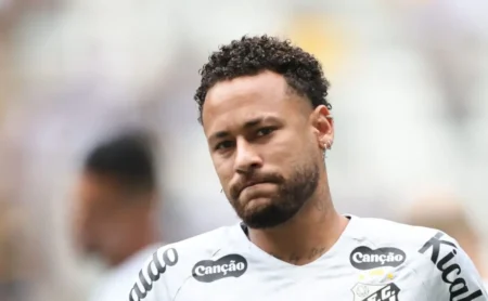Neymar abre negociações para renovar com Santos por mais seis meses Neymar abre negociações para renovar com Santos por mais seis meses