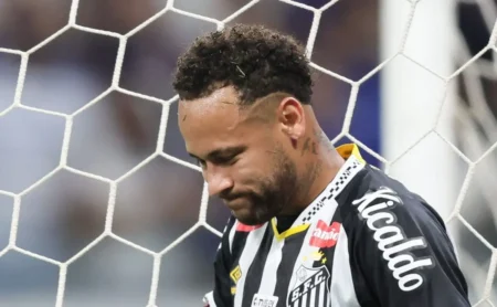 Neymar em campo, mas ausente do Santos contra o Botafogo no Brasileirão