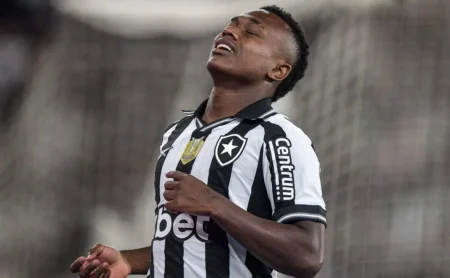 Nova lesão afasta Nathan Fernandes do Botafogo por mais dois meses