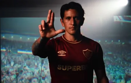 O Fluminense lança nova terceira camisa em cores grená e dourado