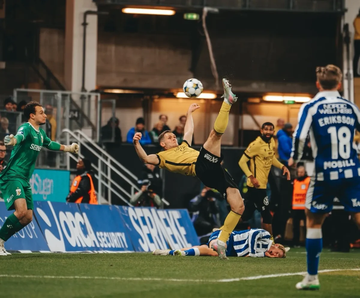 O Mjällby, equipe do vilarejo costeiro no Báltico, ergue o troféu sueco inédito. O Mjällby, equipe do vilarejo costeiro no Báltico, ergue o troféu sueco inédito.