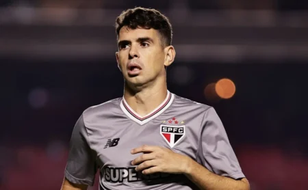 Oscar Expõe Frustração no São Paulo e Considera Aposentadoria Futura do Futebol Oscar Expõe Frustração no São Paulo e Considera Aposentadoria Futura do Futebol