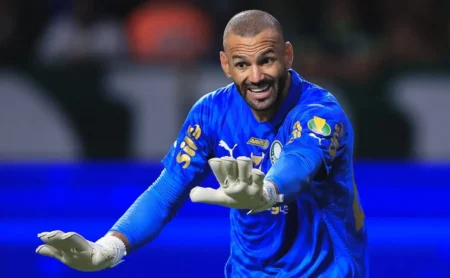 "Palmeiras decide sobre transferência de Weverton, enquanto transição de Carlos Miguel enfrenta obstáculos"
