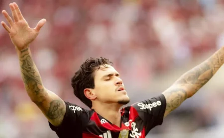 Pedro brilha em três gols do Flamengo, assegura vitória sobre o Palmeiras e é ovacionado pela torcida