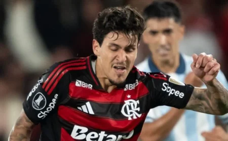 Pedro inquieta torcida do Flamengo após lesão no pulso no segundo tempo