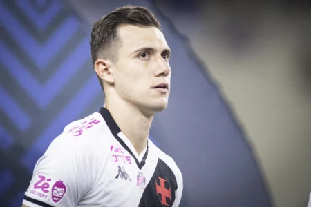 Piton se destaca na lateral do Vasco com nova dupla de zaga