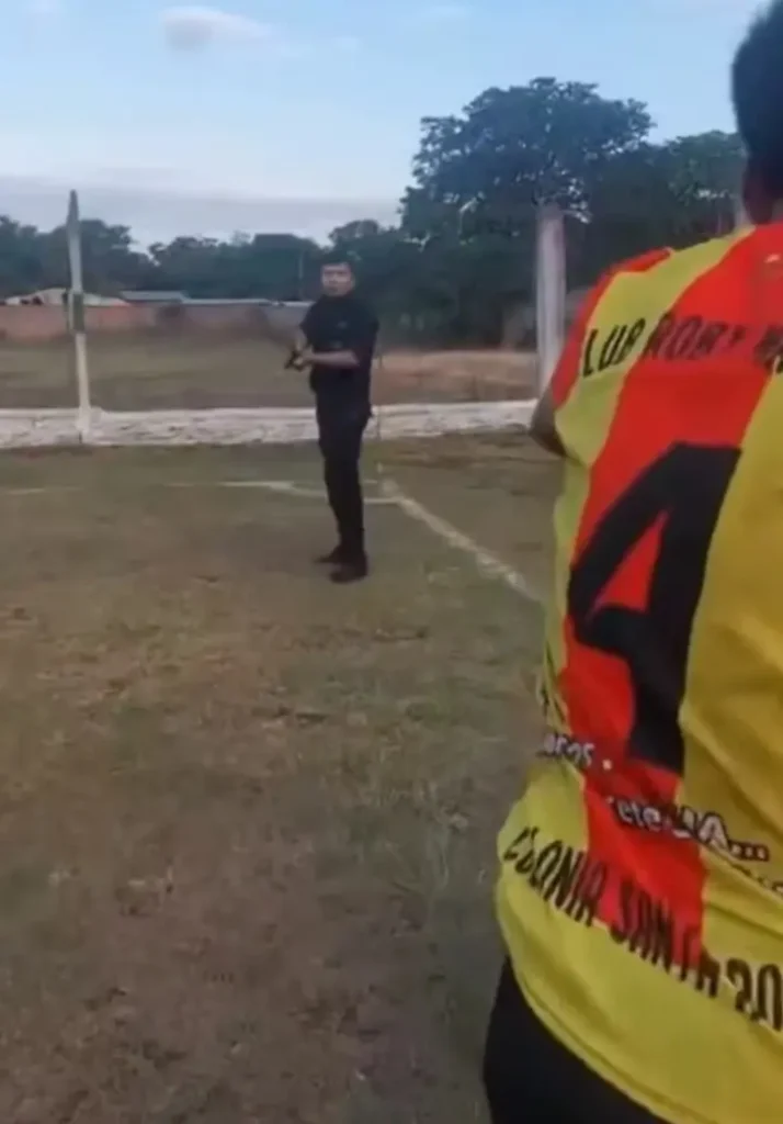 Policial saca arma e confronta jogadores que reclamavam de arbitragem após jogo na Argentina
