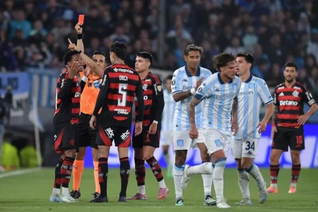 Racing x Flamengo: VAR aponta "golpe" em Rojo e justifica expulsão de Plata por conduta violenta