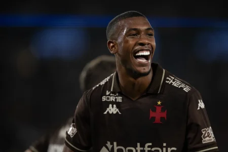 Rayan, artilheiro implacável: A ascensão do artilheiro que lidera o Brasil em finalizações pelo Vasco