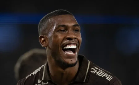 Rayan encanta o Manchester United: clube inglês planeja investir na contratação do atacante do Vasco