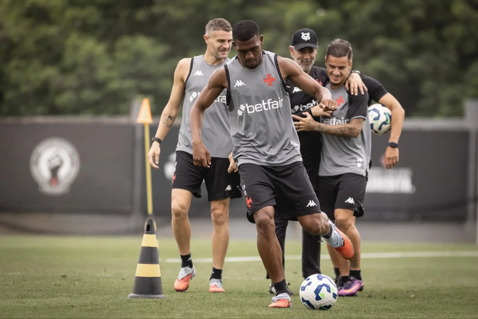 Rayan treina sem restrições no primeiro dia do Vasco após vitória sobre o Bragantino