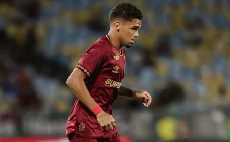 Riquelme se destaca com assistência profissional inédita e assegura vitória do Fluminense no Brasileirão