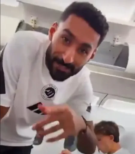 Rivalidade Saudita: Ídolos de Santos e Corinthians Competem pela Atenção de Volante Local