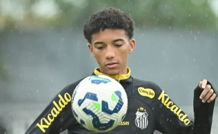 Robinho Jr. pode jogar como profissional e tentar ser ‘carrasco’ como o pai no Santos x Corinthians Robinho Jr. pode jogar como profissional e tentar ser 'carrasco' como o pai no Santos x Corinthians