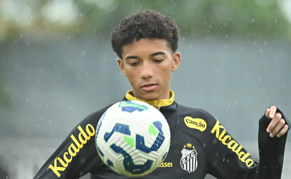 Robinho Jr. pode jogar como profissional e tentar ser ‘carrasco’ como o pai no Santos x Corinthians Robinho Jr. pode jogar como profissional e tentar ser 'carrasco' como o pai no Santos x Corinthians