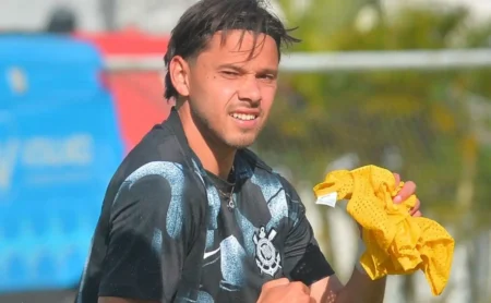 Romero se compromete com o Internacional a partir de 2026, enquanto aguarda definição com o Corinthians. Romero se compromete com o Internacional a partir de 2026, enquanto aguarda definição com o Corinthians.